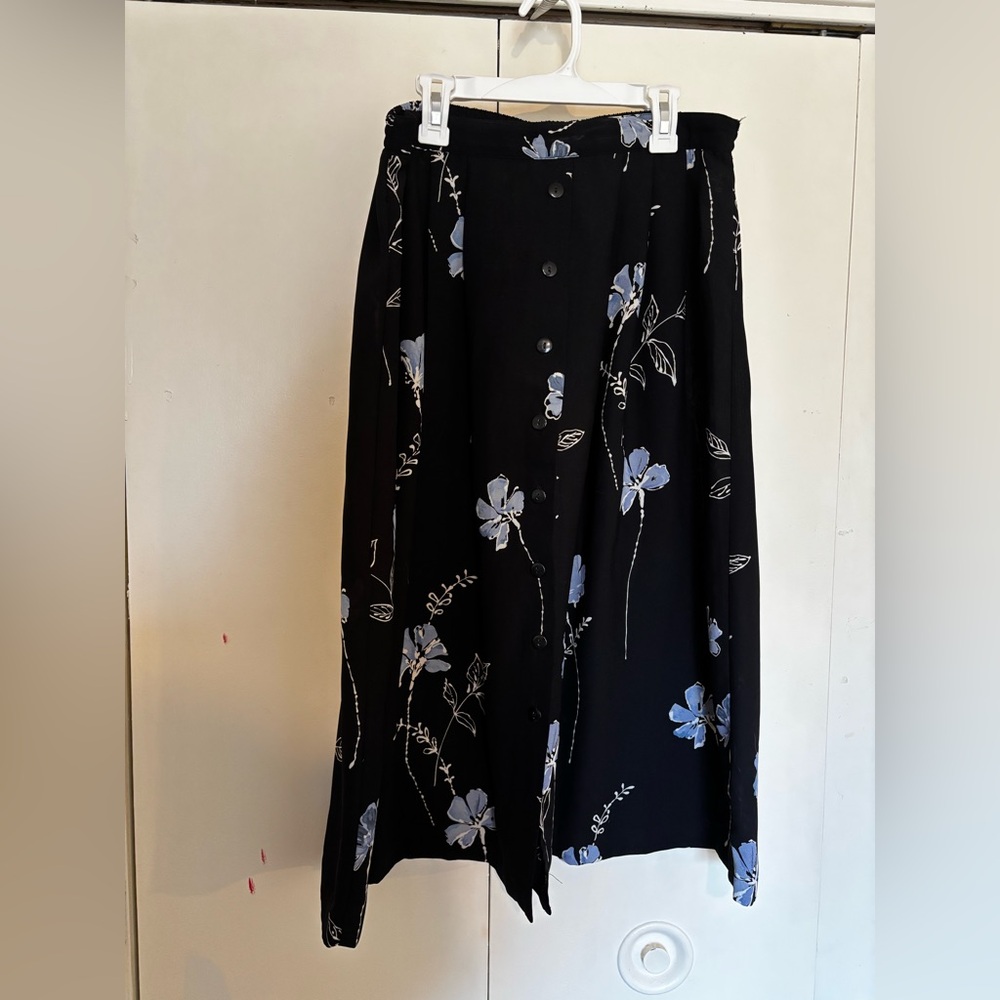 Vintage floral midi skirt! Size L